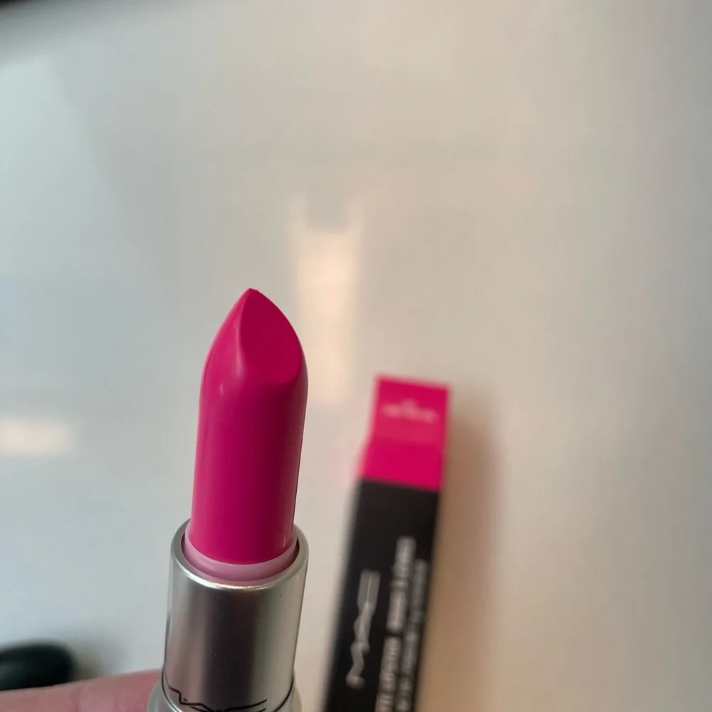 New MAC Matte Lipstick, 601 Candy Yum-Yum - Picture 2 of 5